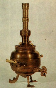 SAMOVAR. Seventies of the 19th cent. Brass. Ht. 38 cm. (without the funnel) State Russian Museum