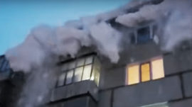 Treacherous Urban Avalanche as Snow Cascades Off Rooftop in Russia