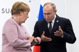 Kremlin Says Merkel, Putin to Discuss Middle East Crisis in Moscow