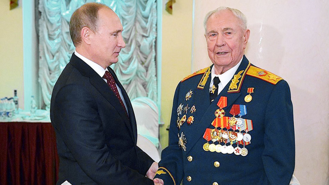  Vladimir Putin and Dmitry Yazov Kremlin.ru 