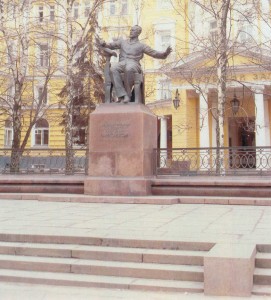 The monument ti P.I. Tcaikovsky in front of the Moscow Conservatoire building