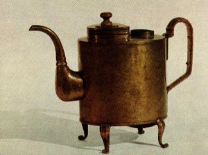 KETTLE-SHAPED SAMOVAR. End of the 19th cent.— beginning of the 20th cent. Sheet brass. Ht. 29 cm. Private collection. Saint Petersburg