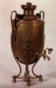 SAMOVAR. Early 20th cent. Copper. Ht. 49 cm. State Russian Museum