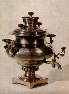 SAMOVAR. Early 20th cent. The Batashovs' Factory. Tula Nickel-plated. Ht. 40 cm. State Russian Museum