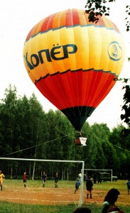 Ein Luftballon geht hoch zu Ehren des Prasidenten Russlands