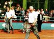 Russlands President Boris Jelzin auf dem Spielplatz der Tennisakademie von Sauri Abuladse