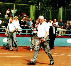 Russlands President Boris Jelzin auf dem Spielplatz der Tennisakademie von Sauri Abuladse