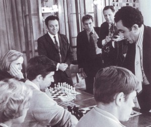 Ex-Weltmeister Tigran Petrosjan beim Simultanspiel gegen die Journalisten des Pressezentrums der Universiade 1973