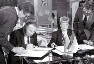 Die Unterzeichnung des Vertrages iiber die Partnerbeziehungen zwischen Nischni Nowgorod und Essen, Deutschland, 1991
