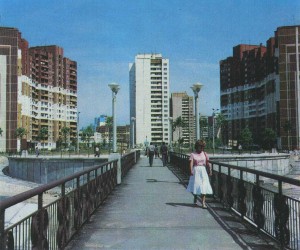In 1981, on the alluvial area started building one of the largest residential areas of Kiev - Troeschina. The basis of the planning structure of a housing estate on the principle of functional zoning, and a network of pedestrian boulevards, isolated from the roadway. Array is connected through the Moscow bridge trolley bus to the metro station "Petrovka