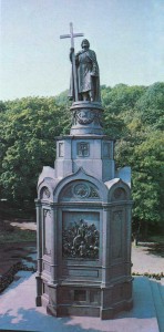 The monument to Prince Vladimir Svyatoslavich. 1853 Sculptors Vasily Demuth-Malinovsky and P. Klodt, architect KA Ton. Mounted on the lower terrace of Vladimir's Hill, at an altitude of 70 meters above the Dnieper, the monument combines well with the silhouette of the Dnieper hills. Bronze sculpture of the prince in the mantle with the cross and the grand cap in hand stands on a 16-meter cast iron pedestal and crowned with an octagonal pedestal in the form of the pseudo-style chapel. Brick-lined cast iron pedestal plates and decorated with bronze bas-relief of the east side of "Baptism of Rus' and the old coat of arms of Kiev.
