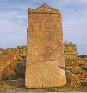 Die Stele am Eingang ins altertьmliche Tanais mit der Abbildung der Göttin Tiche, Schützerin des Stadttors, am Fronton. Mitte des 3. Jh. u.Z.