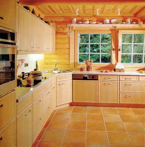 Bright kitchen, in harmony with the light wood and floor tiles