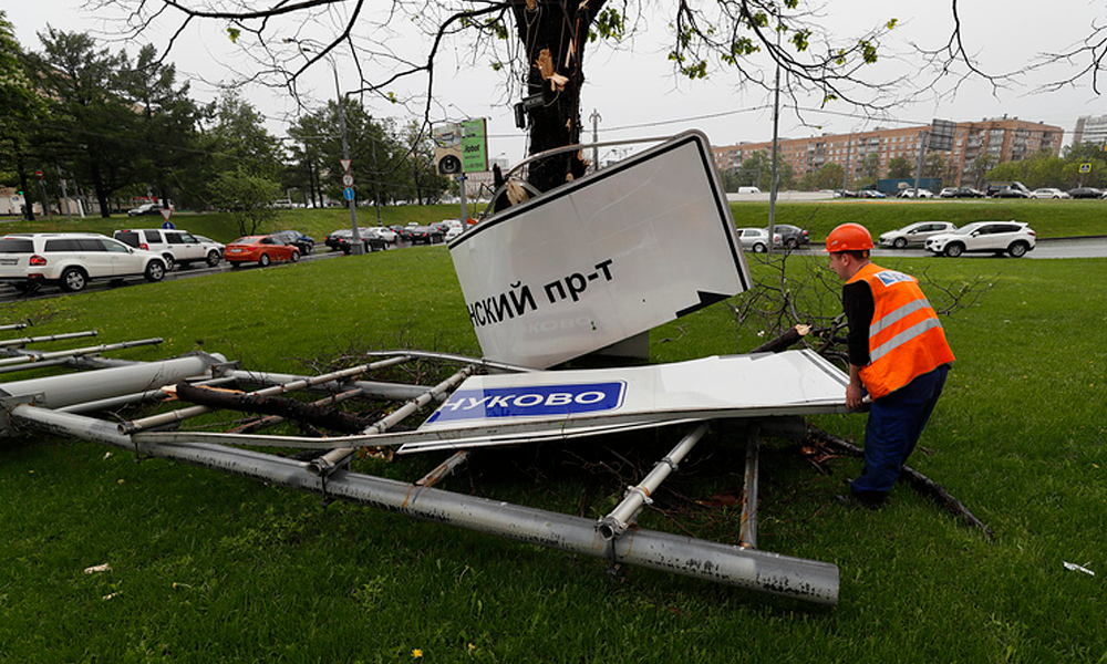 Moscow utility crews clean up freak storm’s aftermath