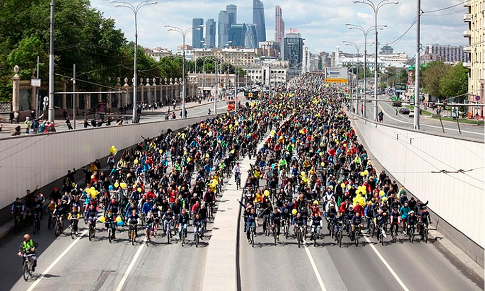 Some 40,000 cyclists taking part in Moscow cycle parade