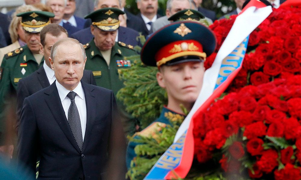 Putin lays wreath at Tomb of Unknown Soldier in Moscow