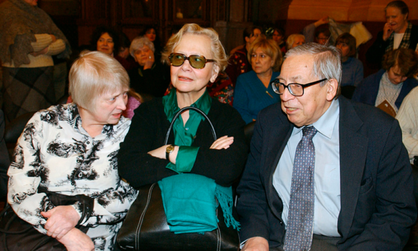 Yuliya Khrushcheva (center) at the Thaw (Ottepel) exhibition at Moscow's