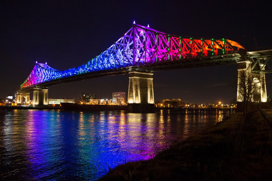 This Bridge Transforms Data on Weather, Traffic and Twitter Rants into a Beautiful Light Display