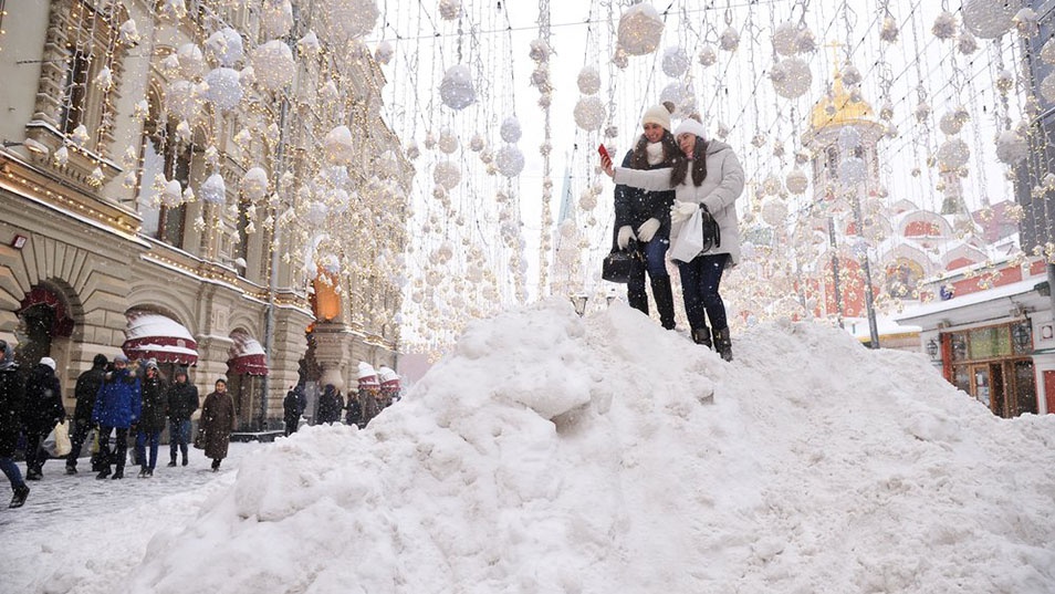Moscow Hit by Freak Snowstorm, in Photos