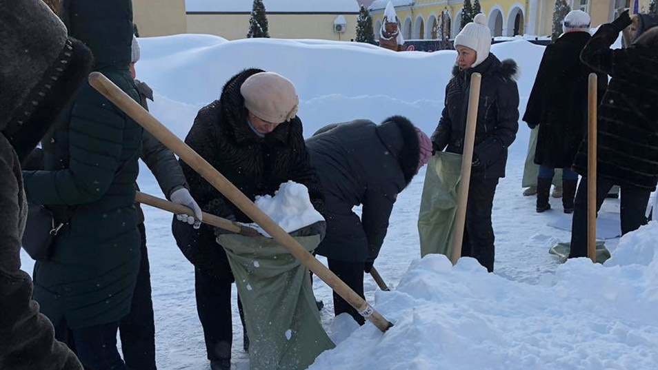 Russian Official Fired for Forcing Teachers to Clear Snow in Freezing Weather
