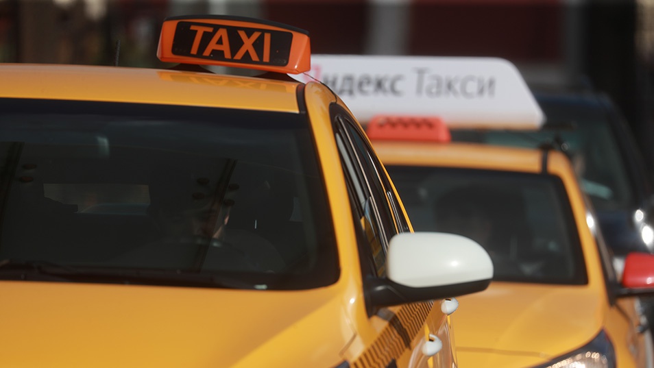 Russian Woman Beats Up Taxi Driver Over High Fare, Steals Cab