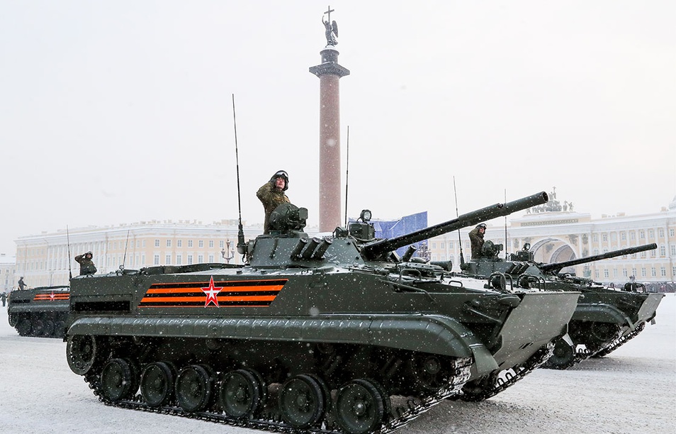 Tanks and Flowers: St. Petersburg Celebrates End of Leningrad Siege (in Photos)