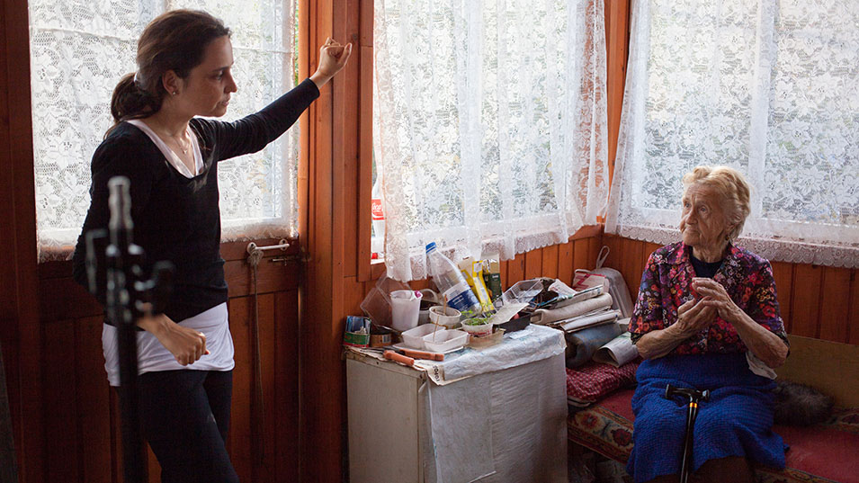 Yarovskaya speaks with Elena Posnik, who hauled uranium ore in the camps. 