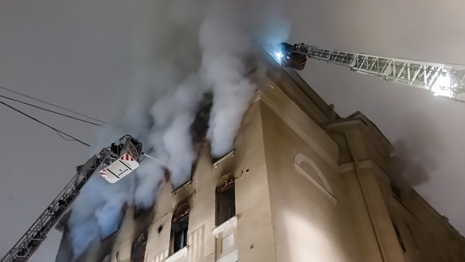 8 Die in Moscow Fire, Historic Building at Risk of Collapse (in Photos)
