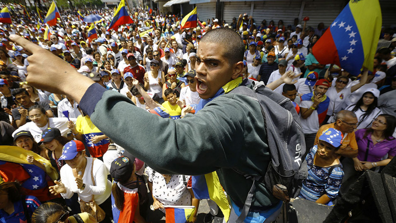 U.S. Blames Moscow for Venezuelan Crisis, Sanctions Russian Bank