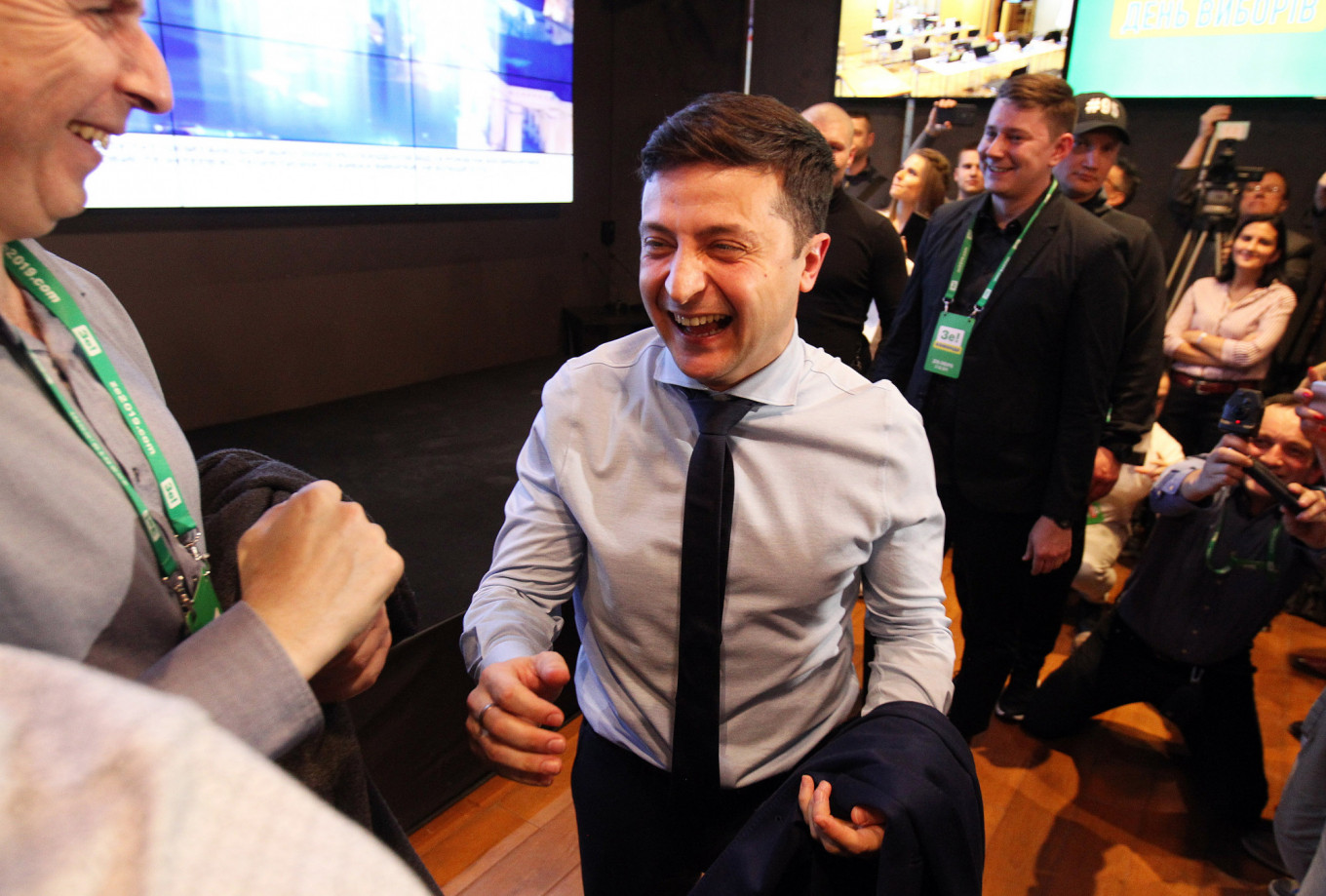 Comedian Takes Early Lead in Ukraine Presidential Vote – Exit Polls