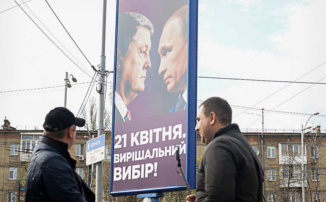Kremlin Comments on Poroshenko vs. Putin Campaign Posters in Ukraine