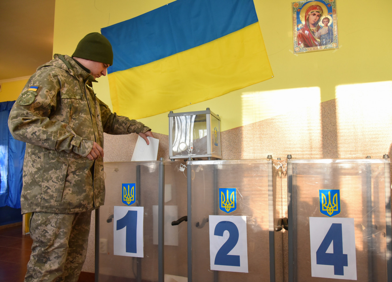 Poroshenko’s Politics Have ‘Failed,’ Russian Lawmakers Say After Ukraine Election Results
