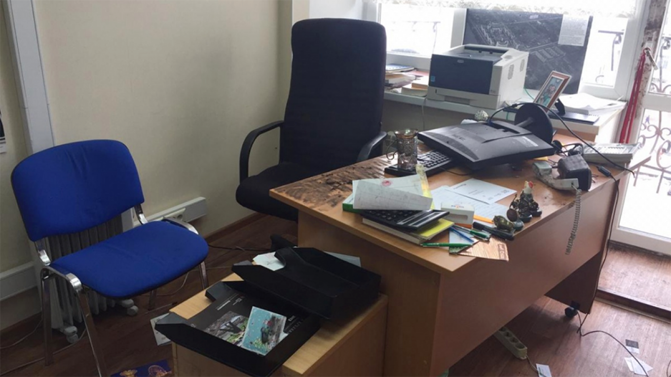 Russian Newspaper’s Office Attacked, Editor Receives Death Threat