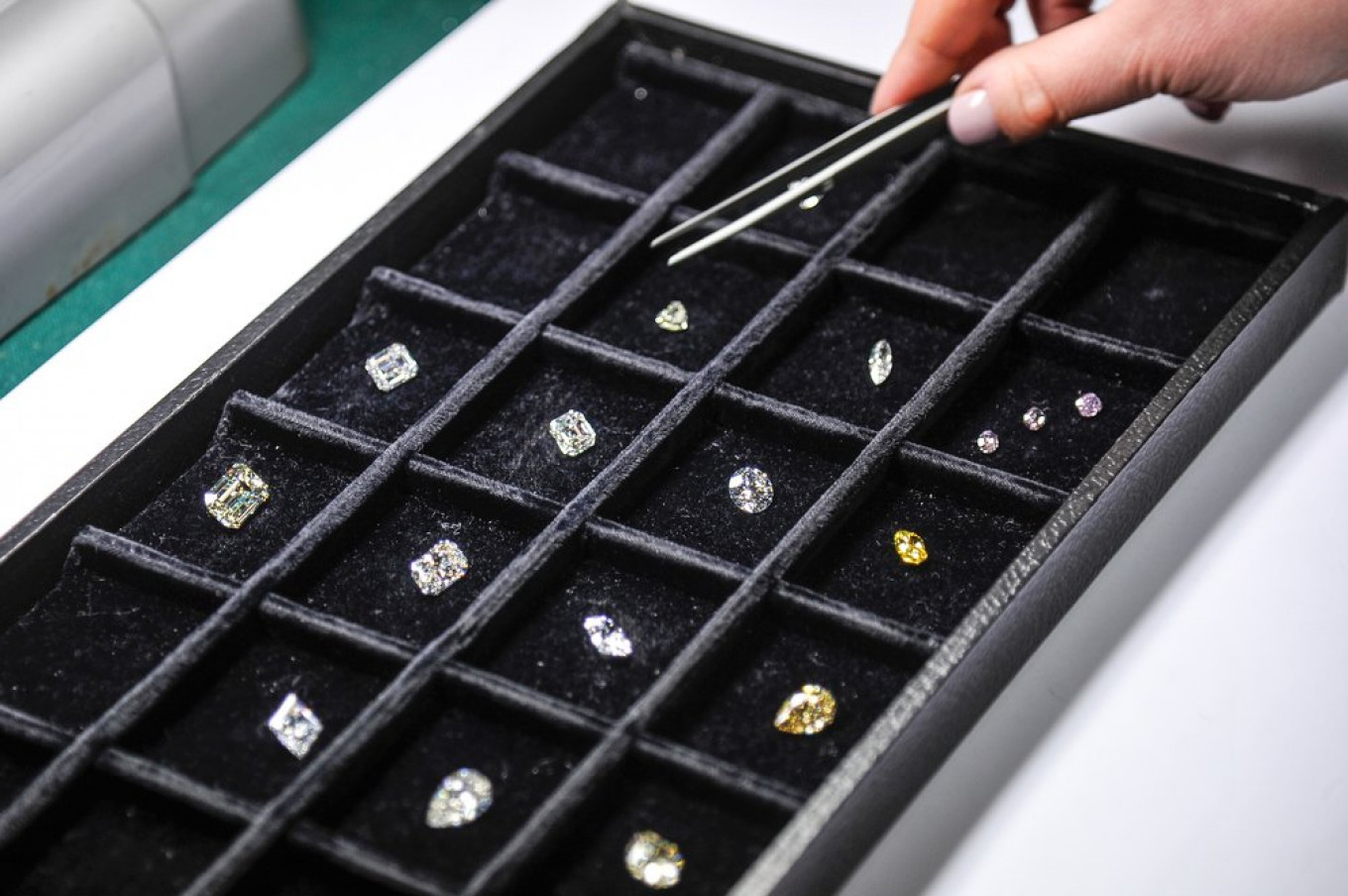 Russia’s Alrosa Raises $11.8 Million in New York Diamond Sale
