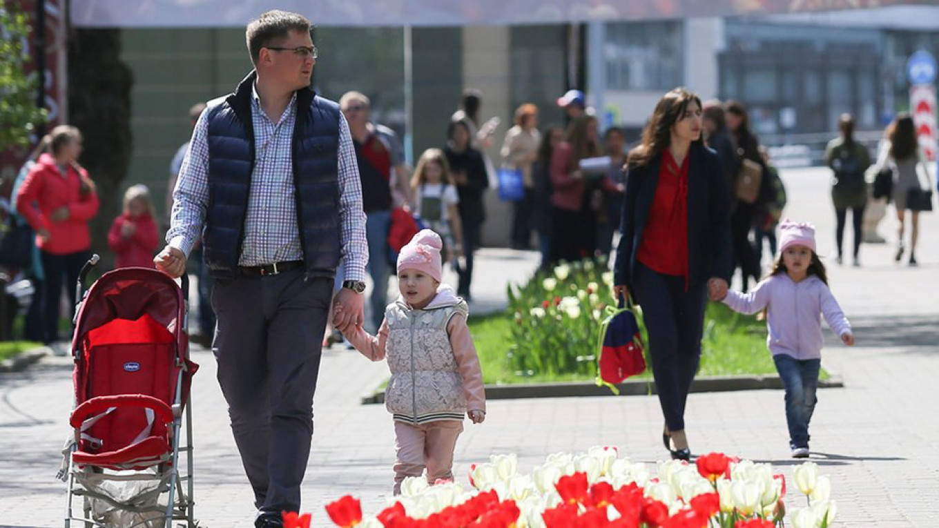 A Majority of Russian Families Have No Savings, Poll Says