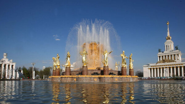 Moscow Kicks Off Fountain Season