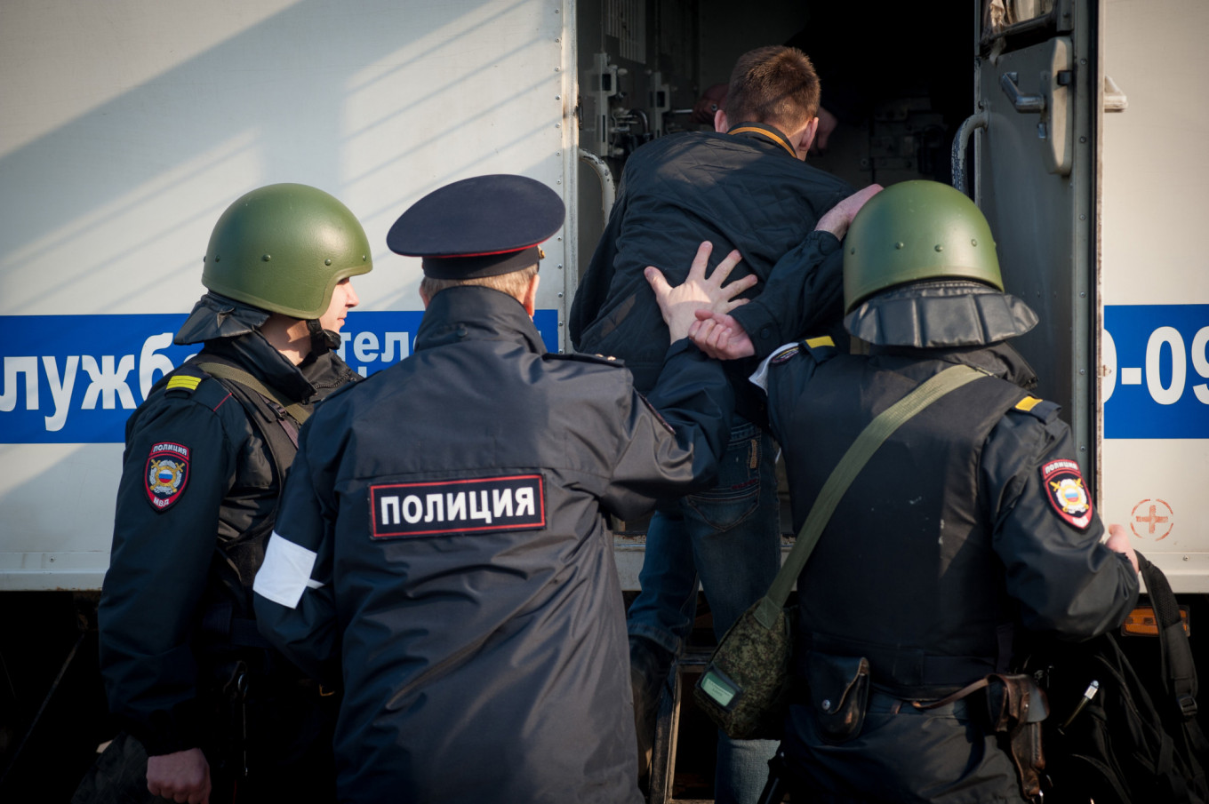 Navalny, Khodorkovsky Aides Jailed After Violent Arrests