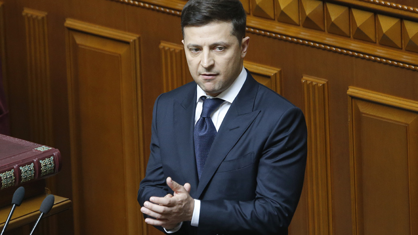 New Ukrainian President Zelenskiy Takes Office, Calls to End War in East