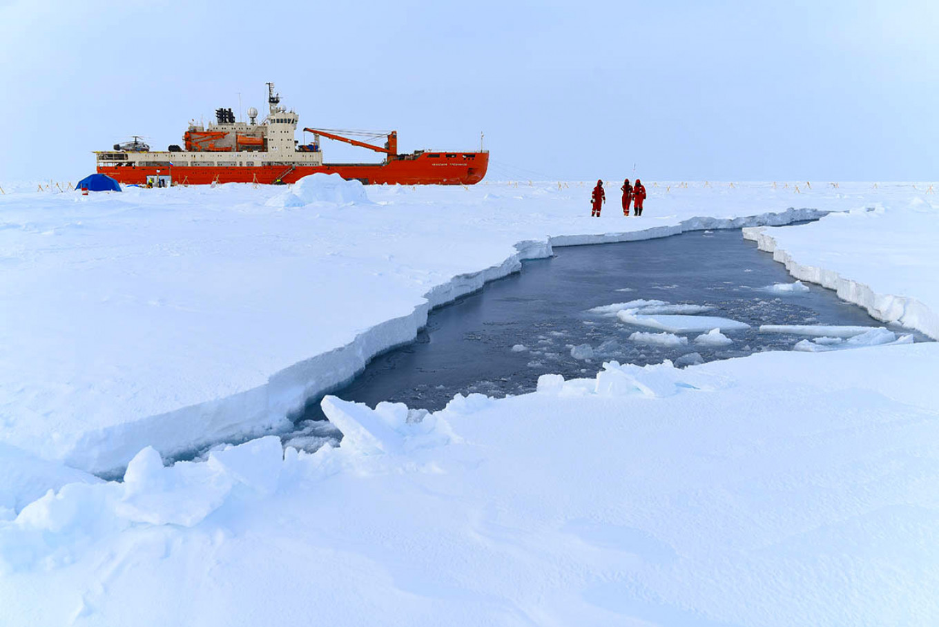 Russian Arctic Researchers Evacuate Station as Polar Ice Cracks