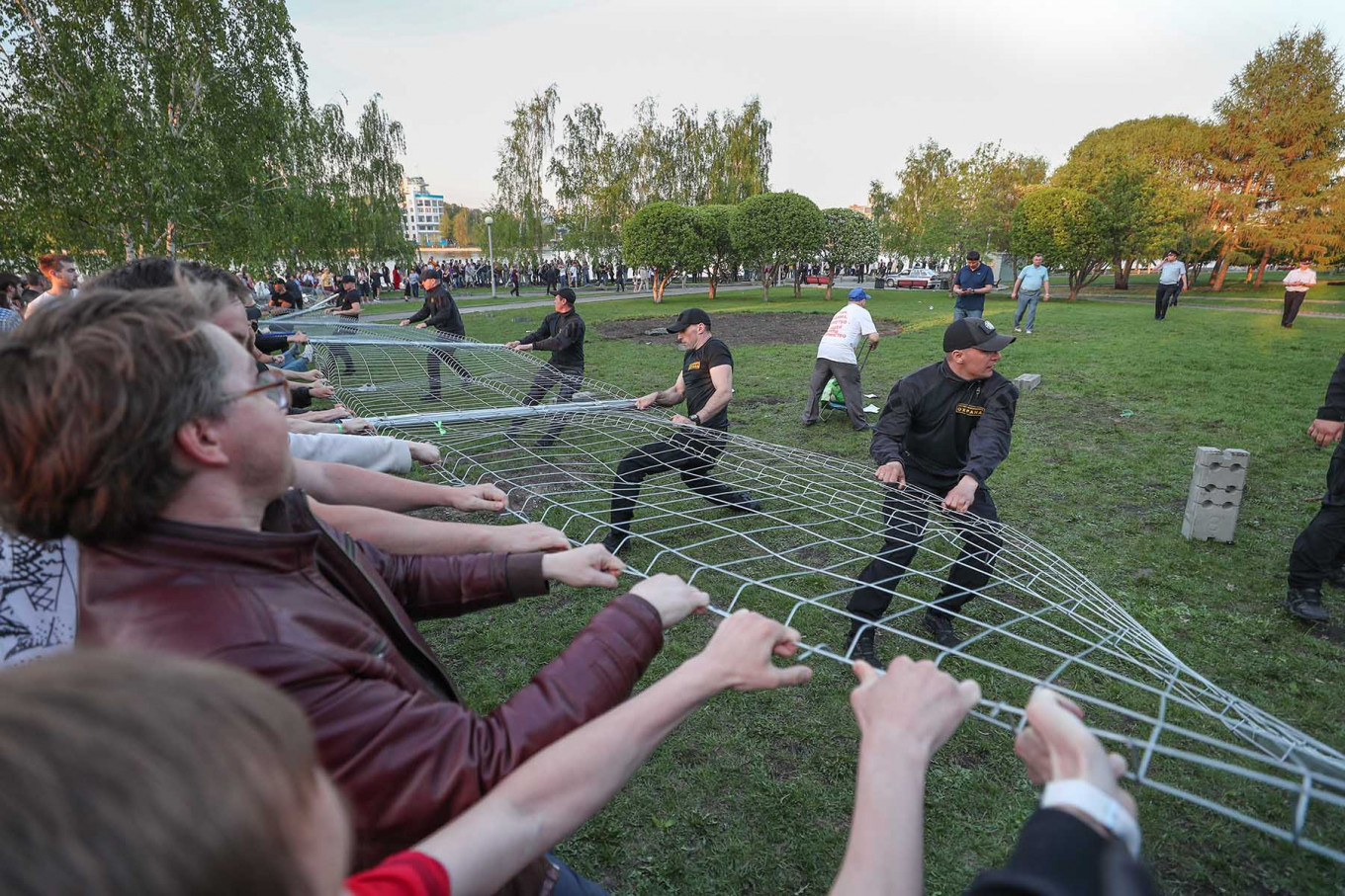 Russian Protesters Clash With Vigilantes Over Church Construction Site, in Photos