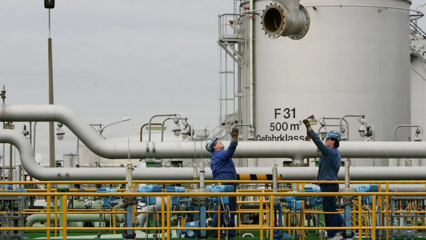 Russia’s Plan to Cleanse Tainted Oil Pipe Proves Slow-Going