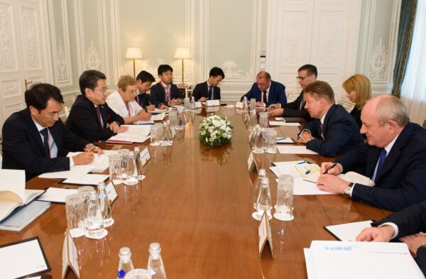 Alexey Miller and JBIC Governor Tadashi Maeda discuss areas of cooperation