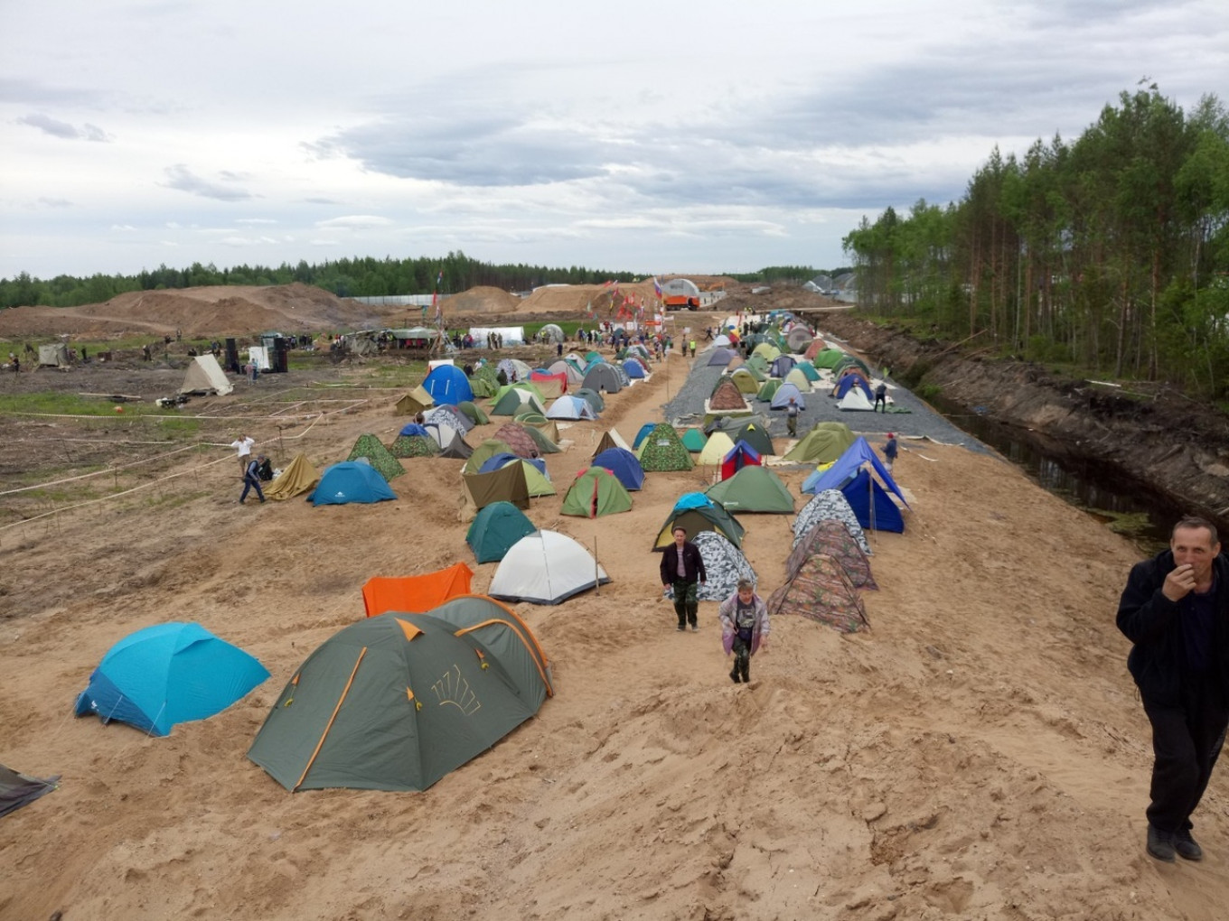 Crowds of Protesters Set Up Camp Against Landfill in Russia’s North