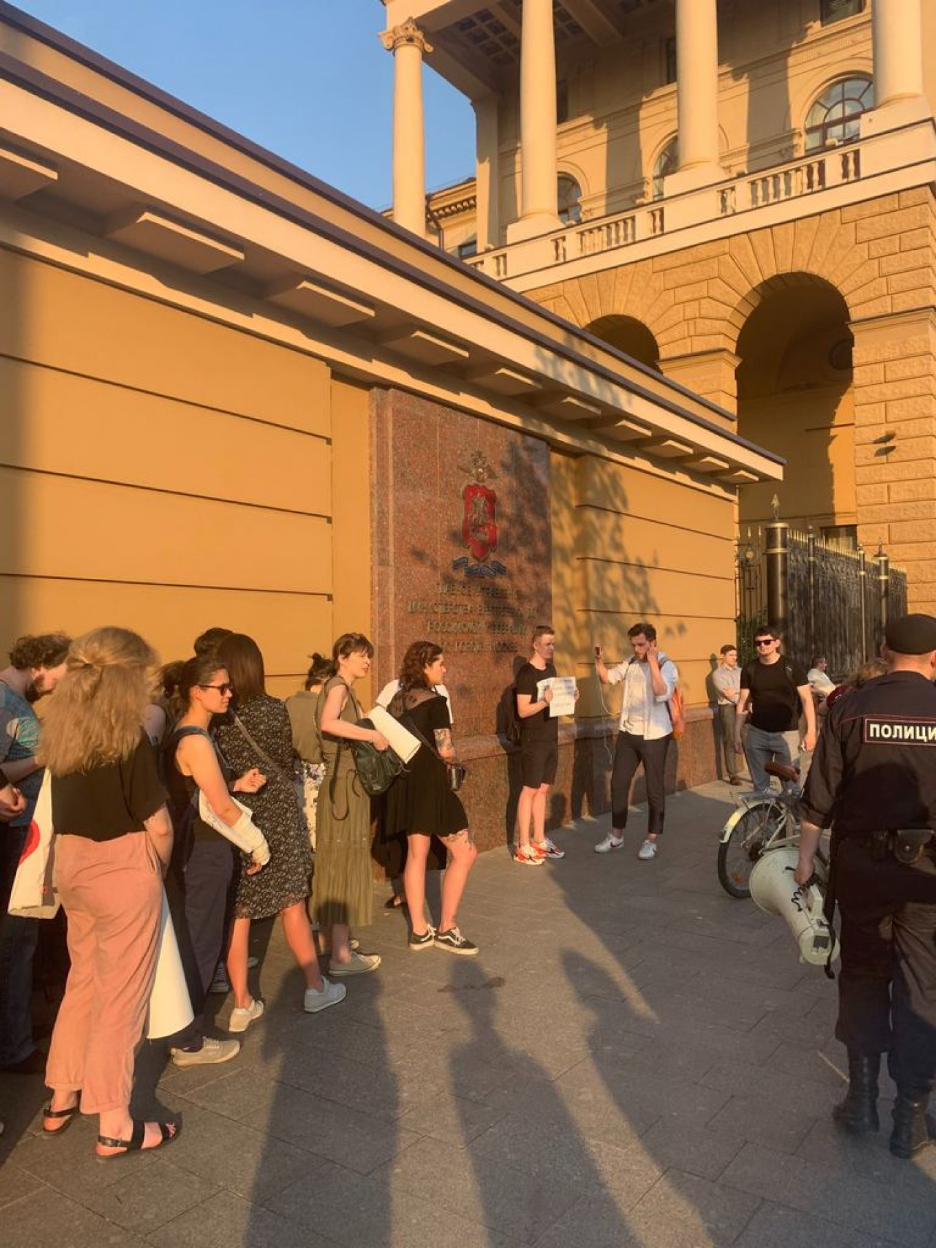 Dozens Protest Russian Investigative Reporter’s Arrest in Moscow