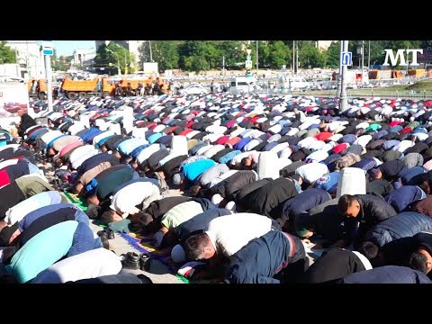 Moscow’s Muslims Celebrate the End of Ramadan