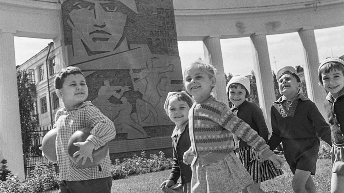 Most Russians Say Soviet Union ‘Took Care of Ordinary People’ – Poll
