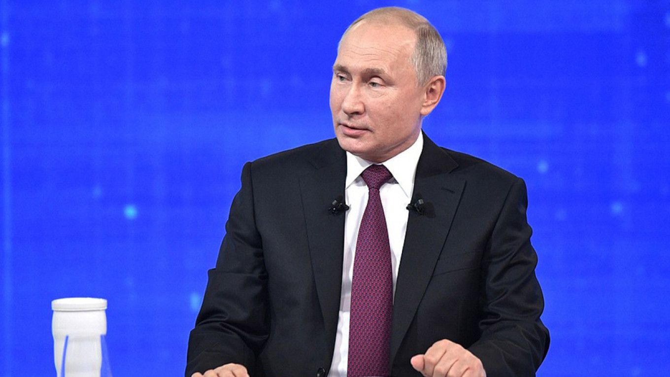 Putin Tells Russians: Increase Productivity to Raise Standard of Living