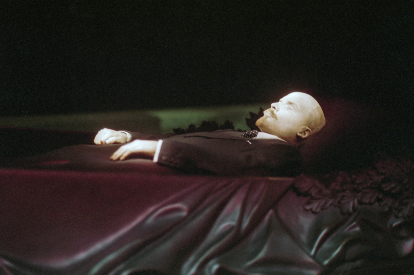 Russian Experts Help Vietnam Preserve Corpse of Ho Chi Minh