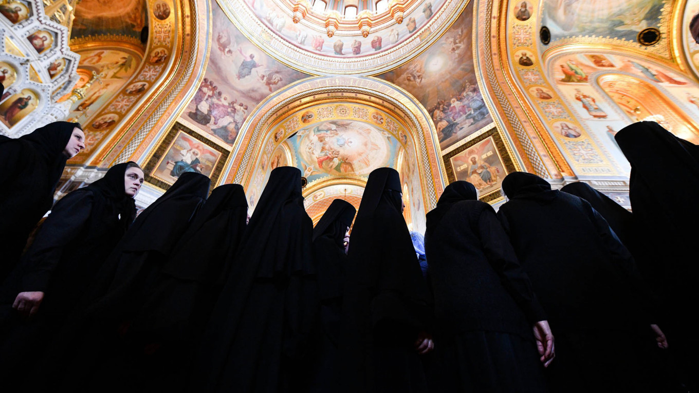 Orthodox Pilgrims Flock to Moscow to See Holy Relics