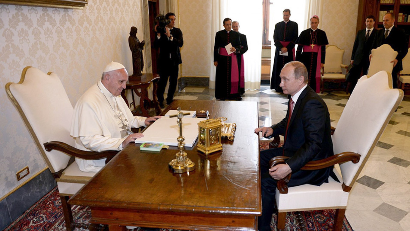 Putin Meets Pope Francis in Shadow of Ukraine Crisis, Arrives Late
